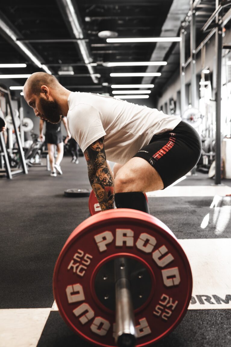 Achieve Peak Strength and Power: Expert Tips for Effectively Building Muscle at the Gym
